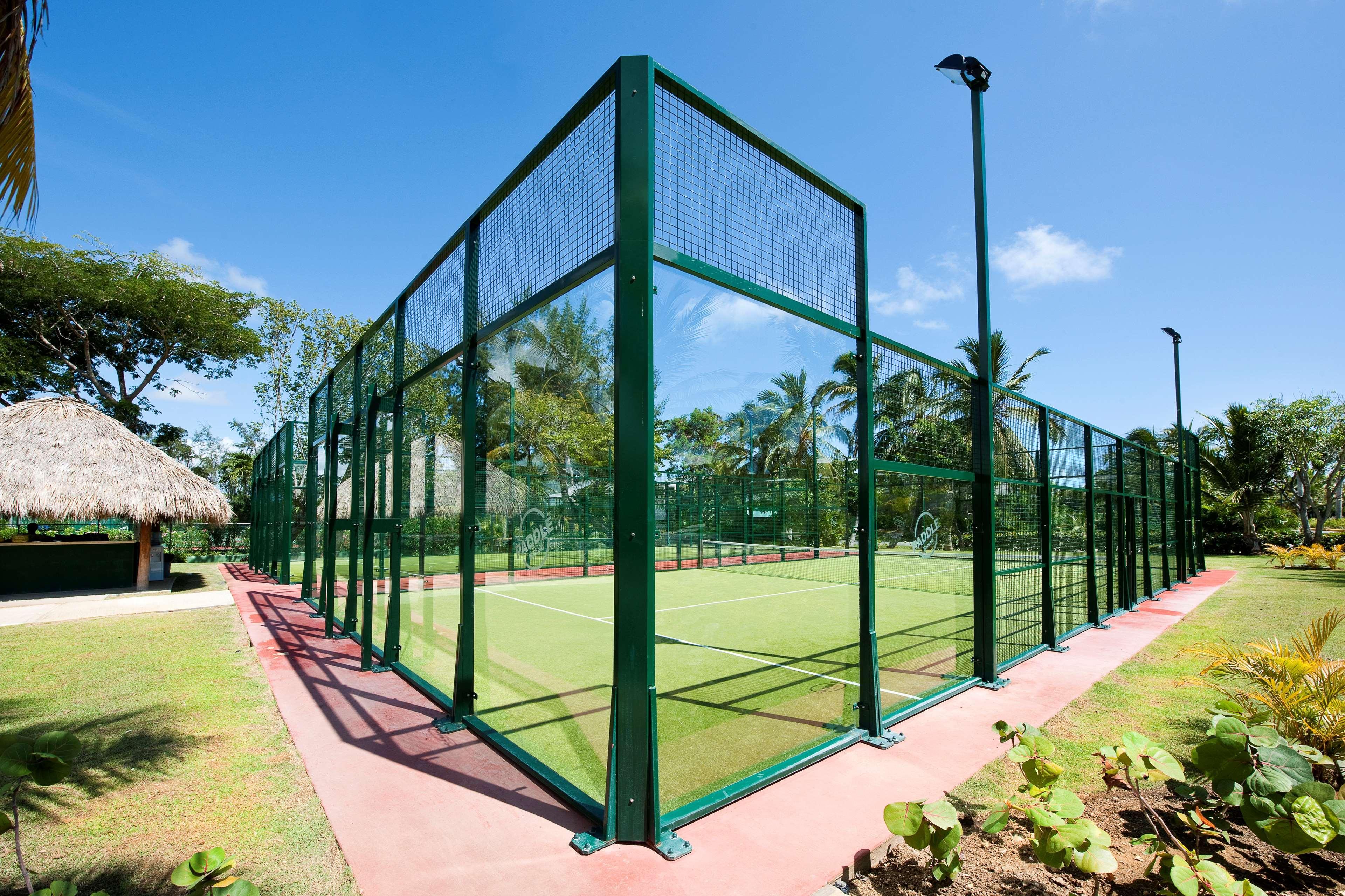 بارسيلو بافارو بيتش - للبالغين فقط وشامل كليًا بونتا كانا المظهر الخارجي الصورة A paddle tennis court