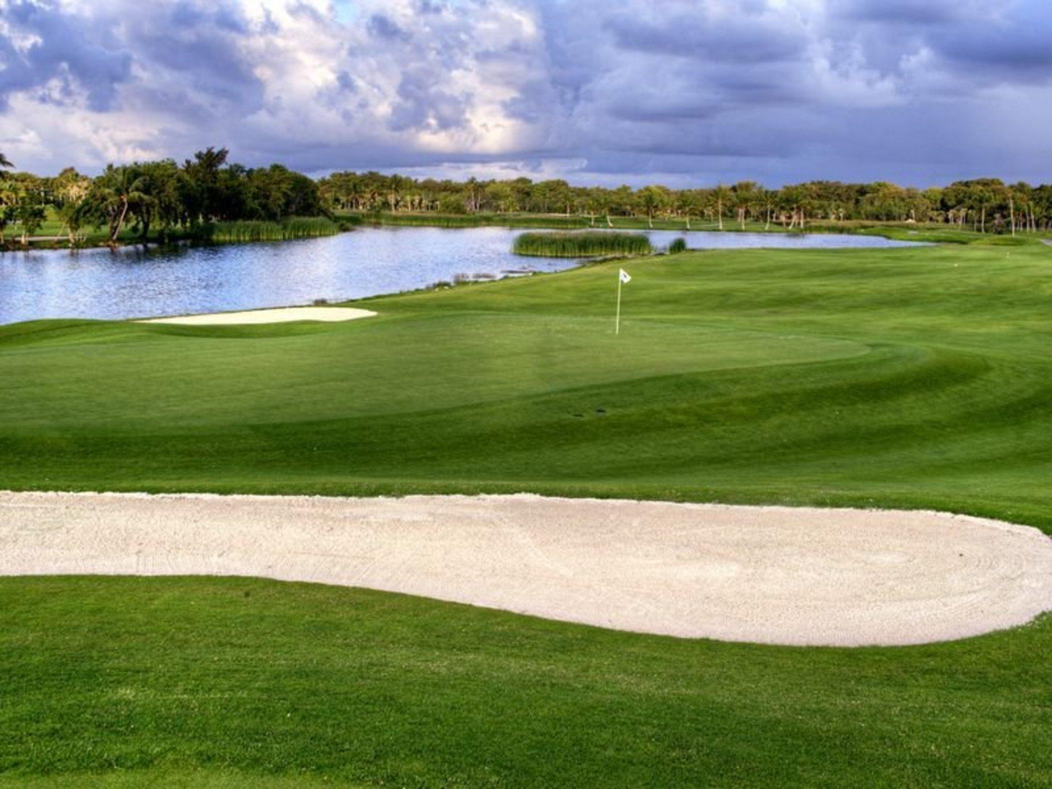 بارسيلو بافارو بيتش - للبالغين فقط وشامل كليًا بونتا كانا المظهر الخارجي الصورة Golf course at Trump National Doral