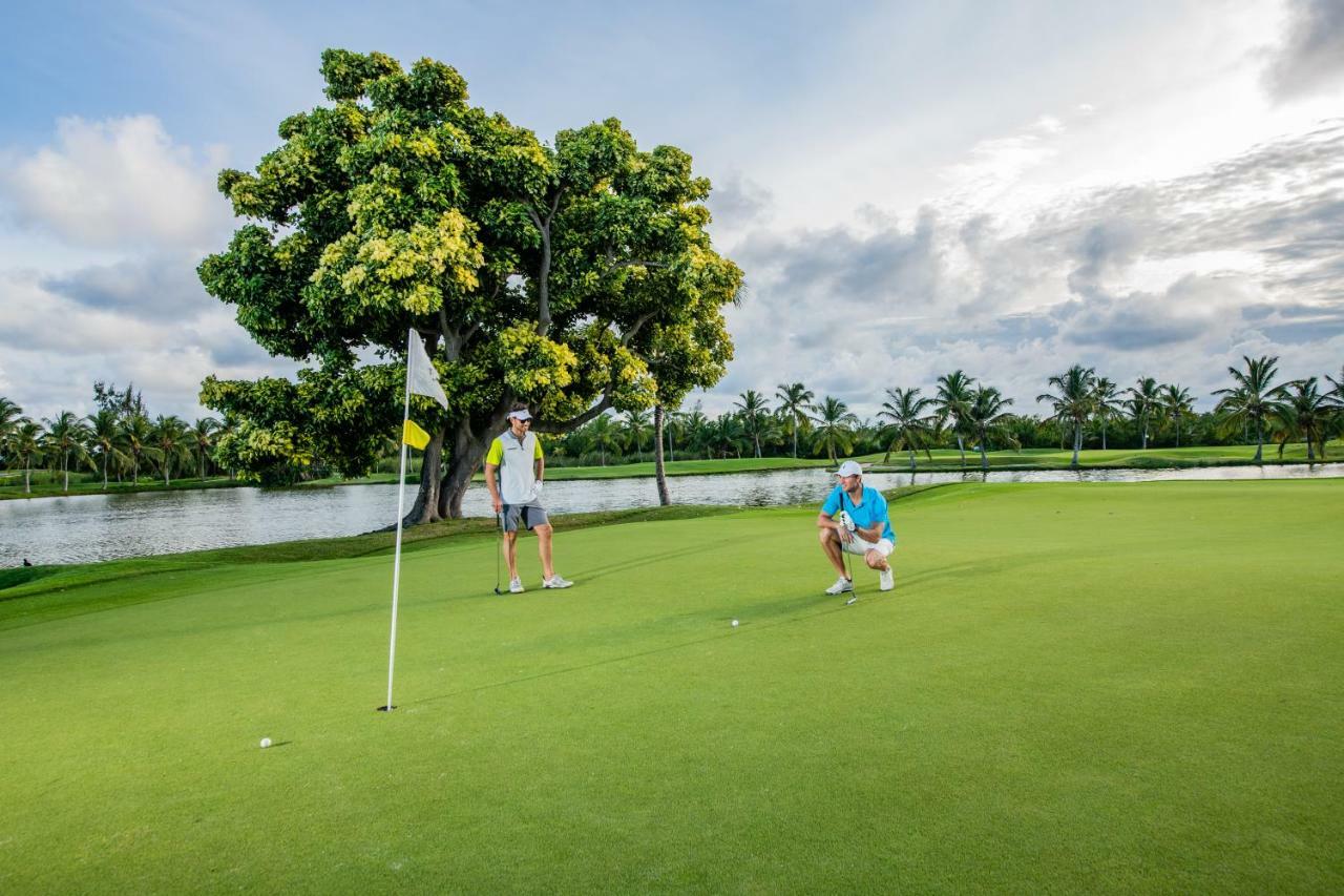 بارسيلو بافارو بيتش - للبالغين فقط وشامل كليًا بونتا كانا المظهر الخارجي الصورة Golfers on the green of the 18th hole at the Ocean Club